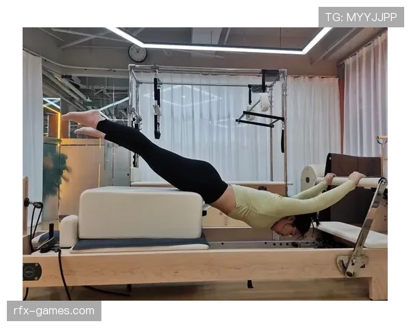 冯彦哲训练完直接瘫在场边啃香蕉，这自律和松弛感也太真实了吧